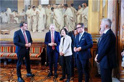 前總統蔡英文進入義大利參議院獲副議長接待。 (圖:取自蔡英文臉書)