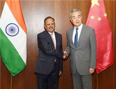 中國外長王毅22日在新德里會見印度國家安全顧問杜爾(Ajit Doval)。 (圖:中國外交部)