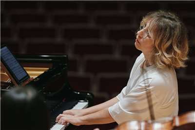知名鋼琴家英格麗．芙莉特（Ingrid Fliter）與NSO音樂總監準．馬寇爾，6月27日將首度在台灣攜手演出舒曼《A小調鋼琴協奏曲》。(NSO提供)