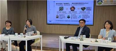 環境部17日舉行記者會，循環署署長賴瑩瑩(左2)表示，未來將積極推廣廢木材轉製「生物炭」技術。(劉品希 攝)