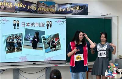 中原大學日籍生德永絢姬透過制服與校園生活介紹，帶領中原國小學童認識日本學生的日常樣貌。(中原大學提供)