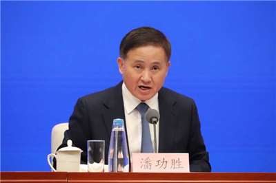 中國人民銀行行長潘功勝17日在2026陸家嘴論壇上宣布6項金融政策措施，包括在上海自貿區開展離岸人民幣外匯交易等。(中央社資料照)