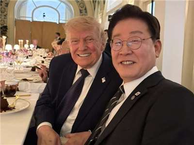 南韓總統李在明(Lee Jae Myung)(右)與美國總統川普(Donald Trump)(左)出席晚宴。(X@Jaemyung_Lee)