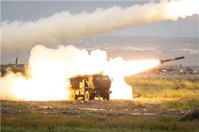 陸軍十軍團近日完成年度「重砲射擊訓練」，改採「實戰化」訓練模式。雖然過程中發生些許狀況，但學者認為，演習重點是要找出問題，這也顯示出國軍務實建軍的文化轉變。圖為海馬士多管火箭系統。(楊仁翔 攝)