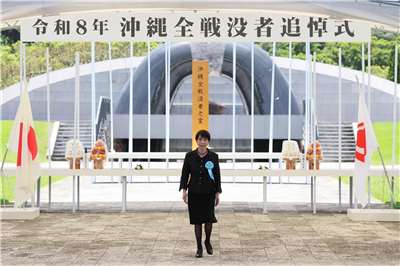 日本首相高市早苗23日前往沖繩縣糸滿市的和平祈念公園，出席紀念二戰沖繩戰役81週年追悼儀式。(AFP)