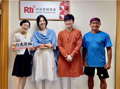 北印度古典舞者-游媁婷(左二)