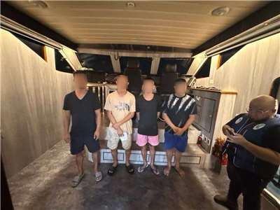 菲律賓海岸防衛隊(PCG)在馬尼拉查緝遊艇艇行動中逮捕4名台灣人，竟發現其中2人因詐騙及販毒在台灣遭通緝。(X平台/@coastguardph)