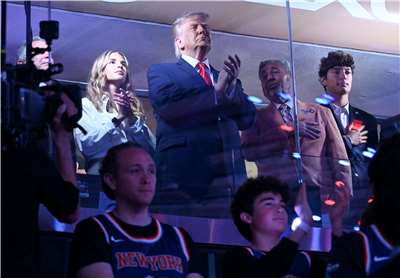 美國總統川普8日在麥迪遜花園廣場(Madison Square Garden)觀賞NBA總冠軍賽第三場比賽。