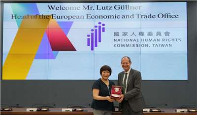 歐洲經貿辦事處處長谷力哲（Lutz Güllner，右）16日下午拜會國家人權委員會，國家人權委員會副主任委員紀惠容(左)贈禮。(圖：監察院提供)