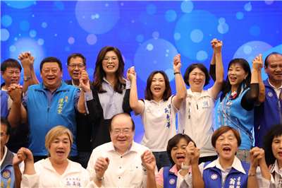 國民黨行動中常會今天(24日)移師台東舉行，為國民黨台東縣長參選人吳秀華造勢。(國民黨提供)
