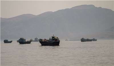 2026年6月19日從阿曼穆桑達姆港(Musandam)拍攝的畫面顯示，荷莫茲海峽停泊著多艘船隻。