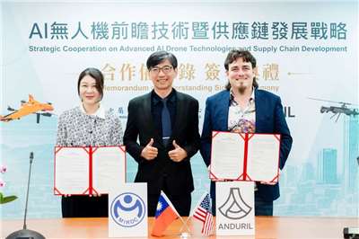 經濟部產業發展署署長邱求慧(中)見證金屬中心董事長劉嘉茹(左)與 Anduril公司創辦人Palmer Luckey(右)簽署合作備忘錄(MOU)。(圖：經濟部)