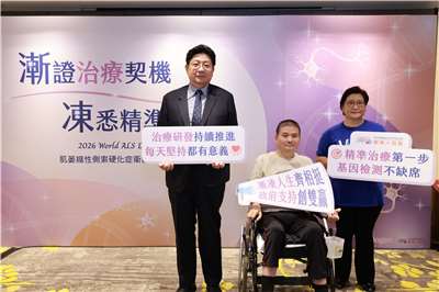 北榮神經醫學中心教授李宜中(左)籲政府放寬檢測標準，以利漸凍症患者及早診斷治療。圖中為漸凍症病友黃先生，右為漸凍人協會理事長吳仕玫。(主辦單位提供)