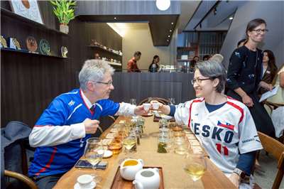捷克參議院議長韋德齊(Miloš Vystrčil)(左)率團來訪，副總統蕭美琴(右)1日下午特別邀請韋德齊及訪團前往大稻埕品嚐來自新北、梨山、南投的綠茶、烏龍茶及紅茶等多款台灣茶，共同感受及體驗道地台灣茶文化的魅力。(圖：總統府)