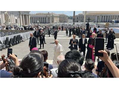 天主教台中教區「聖采琪聯合弦樂團」應邀前往梵蒂岡演出，教宗良十四世(Pope Leo XIV)致詞時特別向來自台灣的弦樂團致意 (駐教廷大使館提供)