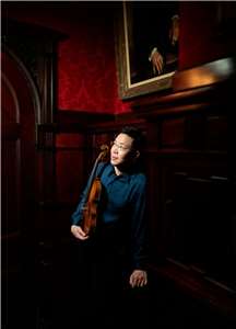 旅美小提琴家黃俊文近期喜訊連連，不僅推出新專輯《Korngold & Barber Violin Concertos》，向美國建國250週年致意，本週日(14日)也將在衛武營首度於台灣演出貝多芬《D大調小提琴協奏曲》。(Naïve提供)