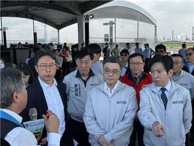 行政院長卓榮泰(前右2)6日在行政院秘書長張惇涵(前右1)等人陪同下，視察高雄港填海造陸收容土石方推動情形。(內政部提供)