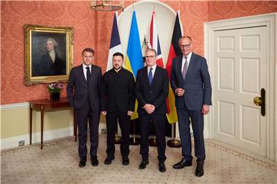 烏克蘭總統澤倫斯基(Volodymyr Zelenskyy，左2)7日在倫敦與英國首相施凱爾(Keir Starmer，右2）、法國總統馬克宏(Emmanuel Macron，左1)和德國總理梅爾茨(Friedrich Merz，右1)會晤。(翻攝X@ZelenskyyUa)