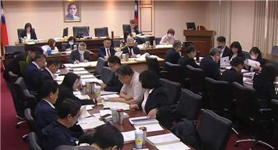 立法院交通委員會17日審查2026年中央政府總預算案附屬單位預算營業部分關於交通部主管中華郵政營業預算。(翻攝國會頻道)