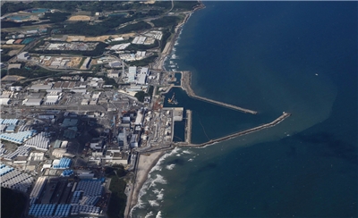 2011年福島核災後，日本關閉了54座核子反應爐。圖為福島第一核電廠核處理水排放入海資料照。(AFP)