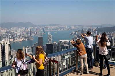 圖為遊客前往香港知名景點太平山的凌霄閣摩天台拍攝市景。
