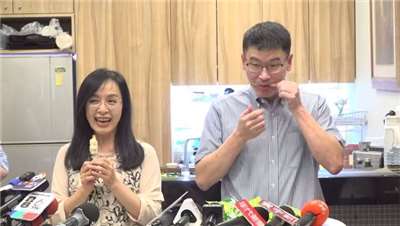 陸委會副主委梁文傑（右）在民進黨立委陳瑩（左）的邀請下，一同品嚐從台東空運到台北的「鳳梨釋迦冰棒」，梁文傑為日前「鳳梨釋迦」失言致歉，並允諾認購相關農產品，力挺釋迦農民。（劉玉秋攝）