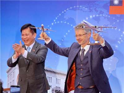 捷克參議長韋德齊(Milos Vystrcil，右)4日在外交部舉行記者會說明此行成果，外長林佳龍(左)全程參與。(央廣記者王照坤 攝)