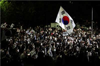 南韓地方選舉因選票不足引爆民怨，抗議民眾包圍計票中心，要求重選。