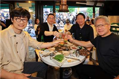 首爾麻浦區弘大附近的一家韓式烤肉店，黃仁勳（右起）同SK集團會長崔泰源、LG集團會長具光謨、NAVER董事會主席李海珍舉杯合影。（小提醒：禁止酒 駕，飲酒勿開車，飲酒過量，有害健康。）
