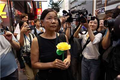 已解散的香港社民連前主席陳寶瑩手持一枝黃色假花，到銅鑼灣悼念六四。