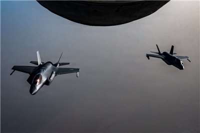 兩架美國空軍 F-35A 隱形戰鬥機在巡邏期間飛越中東。(X平台/@CENTCOM)