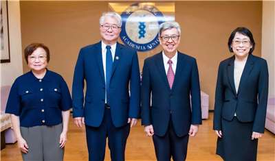 中研院陳建仁院長(右2)與副院長蔡宜芳(左起)、彭信坤、周美吟合影。(中央研究院提供)