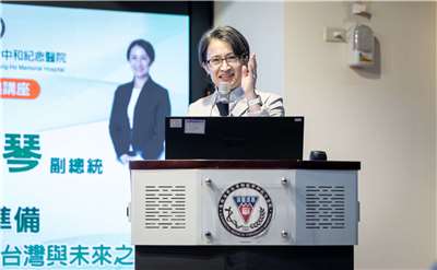 副總統蕭美琴23日下午出席高雄醫學大學附設中和紀念醫院全院經典講座。(圖：總統府)
