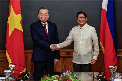 菲律賓總統小馬可仕(右)與越南國家主席蘇林(左)1日宣布將兩國現有「戰略夥伴關係」升級為「強化戰略夥伴關係」，承諾共同維護南海和平穩定。(AFP)