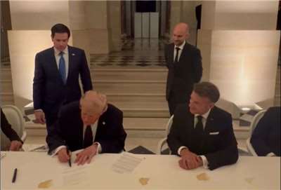 美國總統川普(Donald Trump)17日晚間，於凡爾賽宮(Palace of Versailles)的晚宴期間，簽署美伊間的諒解備忘錄。(圖:翻拍X@EmmanuelMacron)