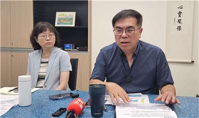 環境部長彭啓明(右)與氣候變遷署署長蔡玲儀說明首年碳費徵收總額約49.7億元。(劉品希 攝)
