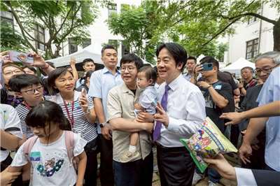 賴清德總統6日參觀在總統府舉辦的「1996.03.23─時代的分水嶺」總統直選30週年系列特展及「民主餐車市集」，並與來訪的民眾親切互動。(總統府提供)
