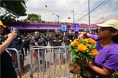 墨西哥失蹤人口的家屬11日走上墨西哥市（Mexico City）街頭，呼籲政府幫助他們，警方嚴陣以待。