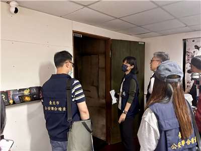 台北市密室逃脫店「邏思起子」一名女員工因扮吊死鬼窒息，於5月15日過世，北市府後續啟動全市聯合公安稽查，並訂定「台北市沉浸式內容體驗產業安全指引」。(圖：北市文化局)
