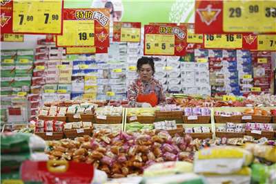 據中國國家統計局10日公布，5月CPI月減0.1%，4月為上漲0.3%；5月CPI年增1.2%，與4月漲幅持平。圖為中國超市員工。