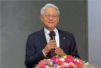 台新新光金控合併後，首次召開股東會，董事長吳東亮親自主持。資料照片。