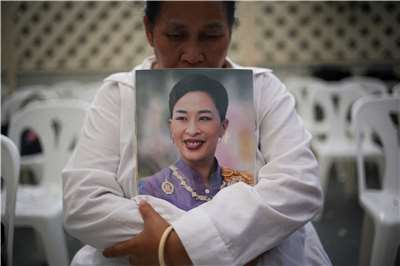 泰國王室帕差拉吉蒂雅帕公主(Princess Bajrakitiyabha Narendira Debyavati)辭世，一名女子在國王宮外手持公主的照片，情緒激動。(路透社/達志影像)