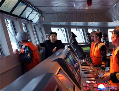 北韓領導人金正恩視察海軍驅逐艦「姜健號」(Kang Kon)，強調必須提升海軍核戰威懾的能力。