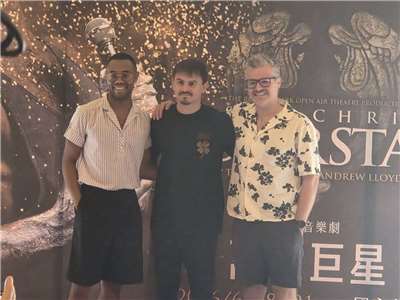 《萬世巨星》飾演耶穌的路克·史崔特（Luke Street）(中)、飾演猶大的賈馮·金（Javon King）(左)來台接受訪問，分享角色詮釋與演出心境。右為音樂總監 Harry Haden-Brown。(江昭倫 攝)