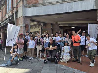 還路於民行人路權促進會與台灣氣候行動網絡研究中心共同主辦「縣市串連散步節—台北場」20日在大稻埕登場，邀請民眾從日常生活出發，重新思考交通安全、淨零碳排與城市空間的未來可能。(江昭倫 攝)
