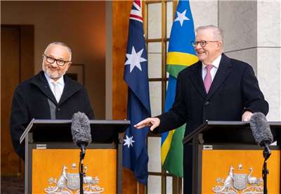 圖為澳洲總理艾班尼斯(Anthony Albanese,右)3日會見到訪的索羅門群島總理瓦爾(Matthew Wale)。 (圖:X@AlboMP)