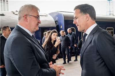 北約秘書長呂特（Mark Rutte）(右)3日搭乘火車抵達基輔訪問，受到烏克蘭外交部長西比哈(Andrii Sybiha)(左)歡迎。