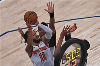 尼克隊球星布朗森（Jalen Brunson）(左)10日在馬刺包圍下奮勇投球， 布朗森在這場比賽砍下全場最高36分。
