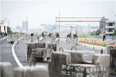 國軍「立即備戰操演」進入第4天，陸軍53工兵群25日上午在桃園新台15線路段執行「機動阻絕設置」操演。(楊仁翔 攝)