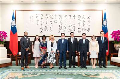 賴清德總統18日接見美國聯邦眾議院「國會非裔議員連線」副主席麥珂貝訪問團。(圖：總統府)